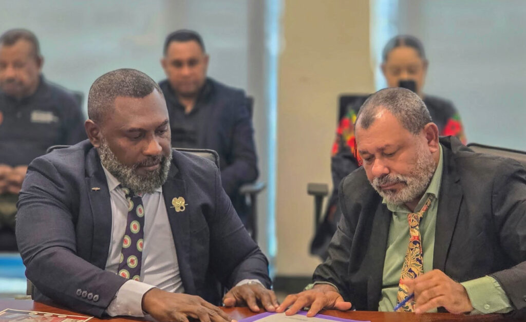 Peter Tsiamalili Jr (left), Former Minister of ICT and Robert Naguri, Current Minister. Photo: Dept of ICT-PNG